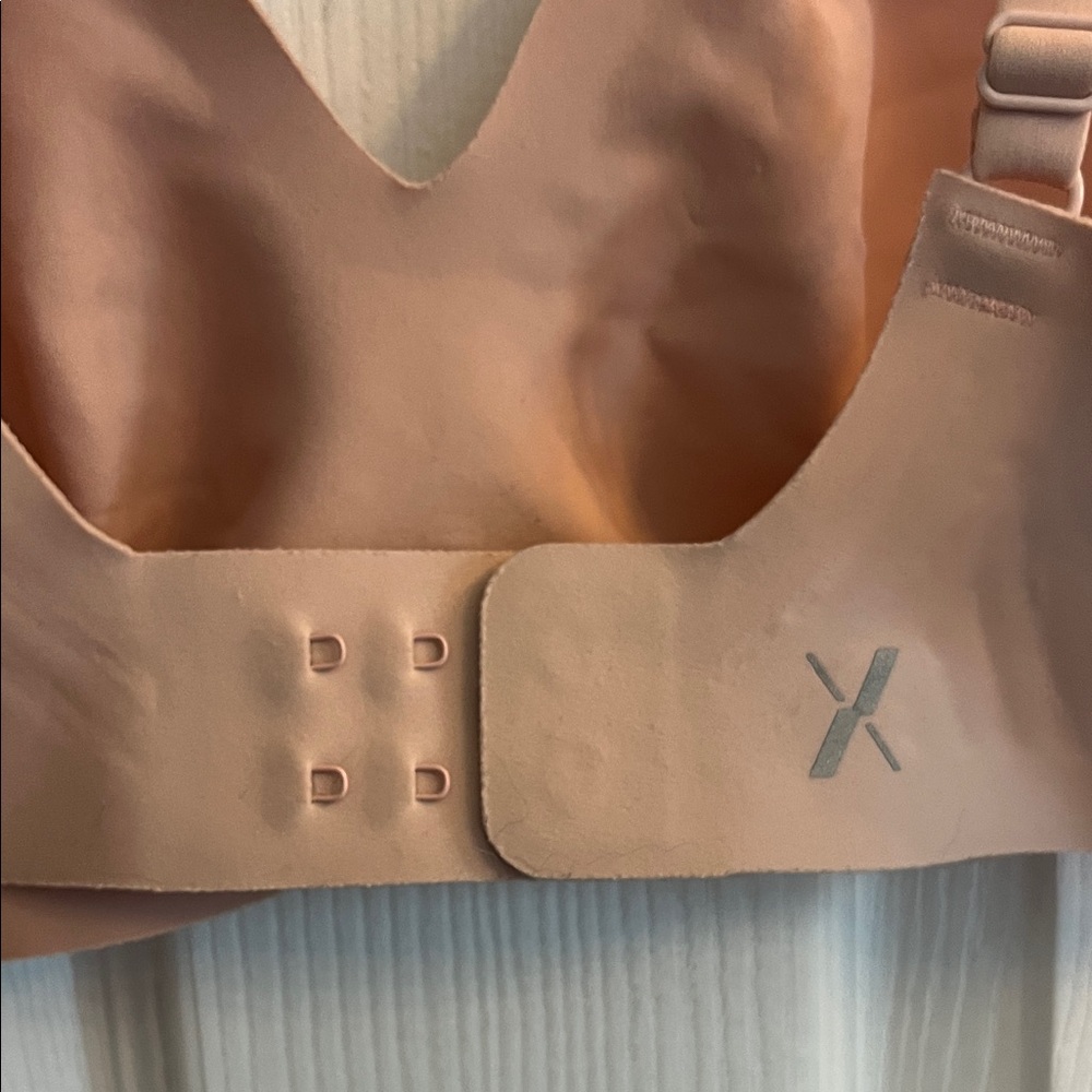 Knix Seamless pale pink bra - Picture 4 of 9